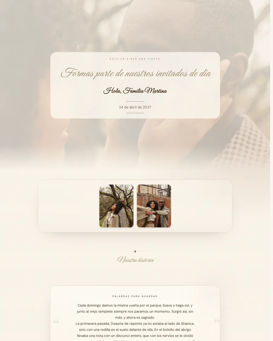 Web de boda de la pareja de demostración Shanice y Dwayne: suaves tonos crema y arena de su sesión de primavera en el parque, con una invitación para cada familia